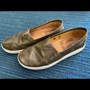 Tom’s slip on sneakers